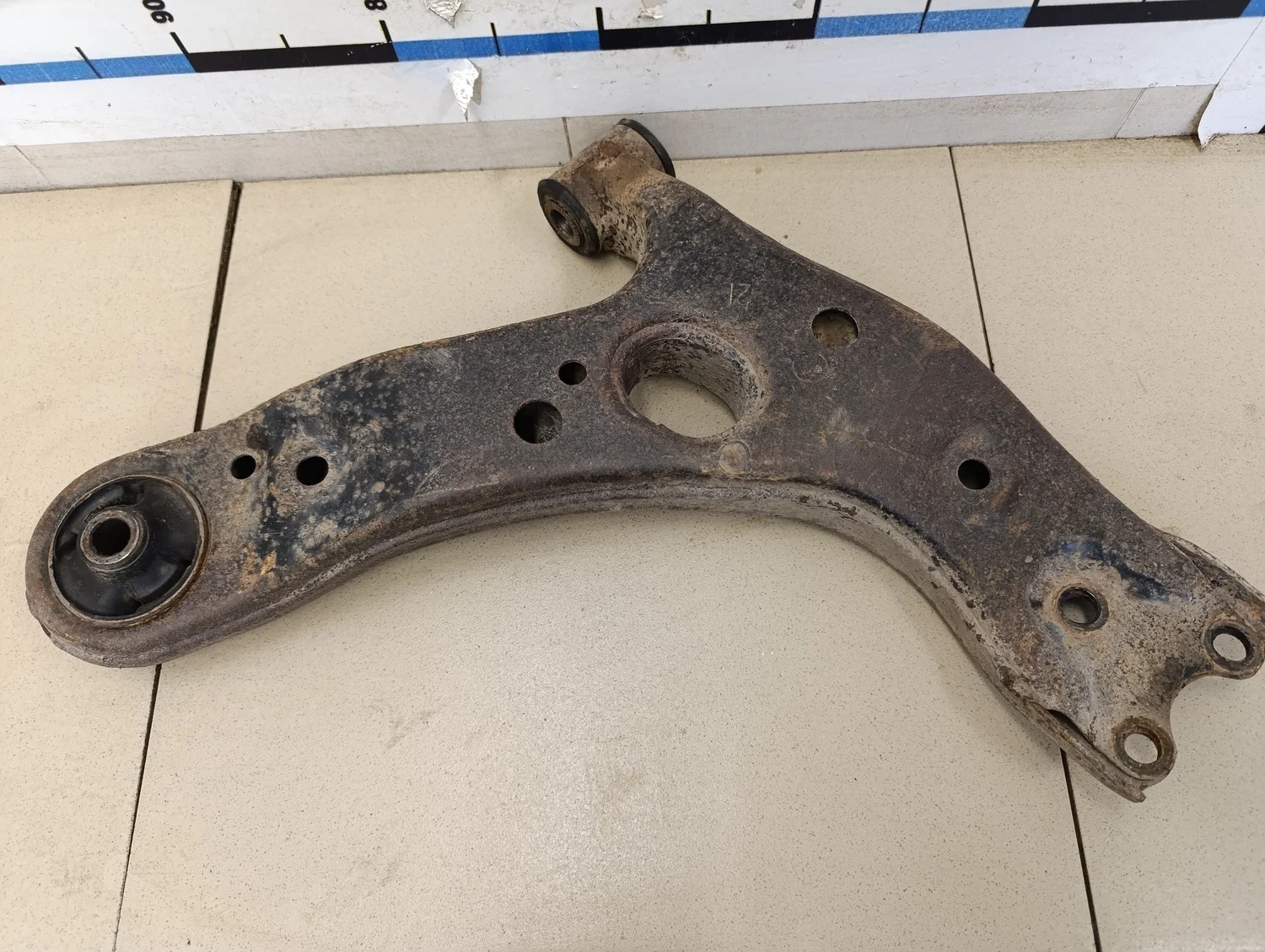 Рычаг передний левый Avensis III 2009>