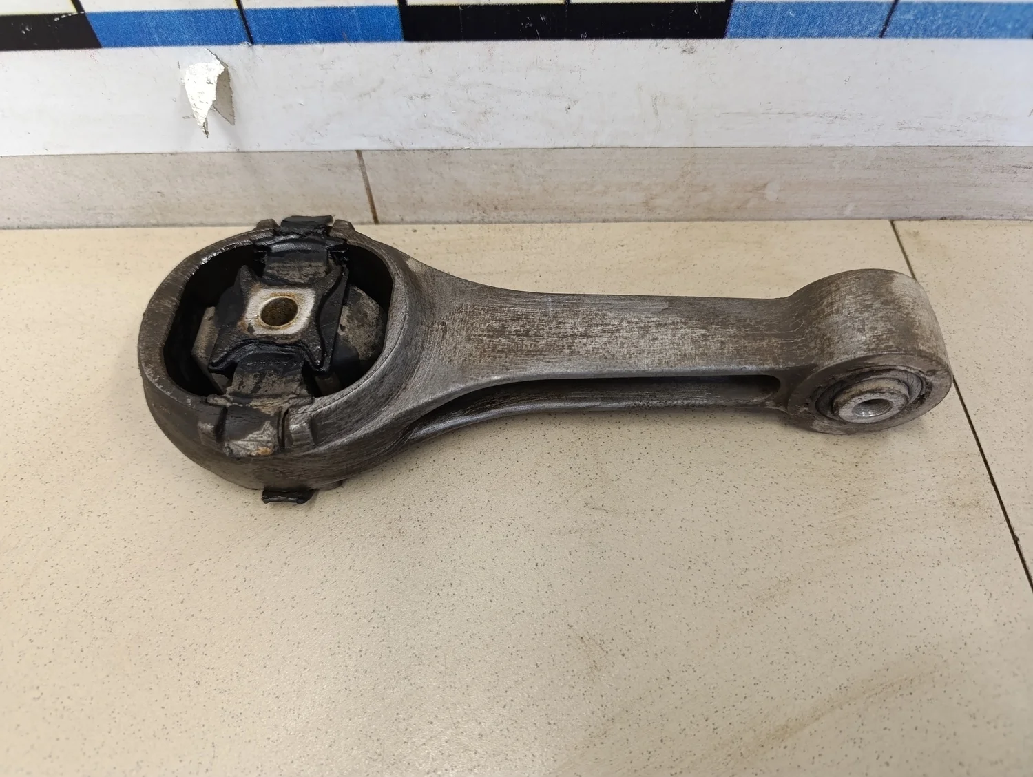 Опора двигателя задняя Fabia 2007-2015