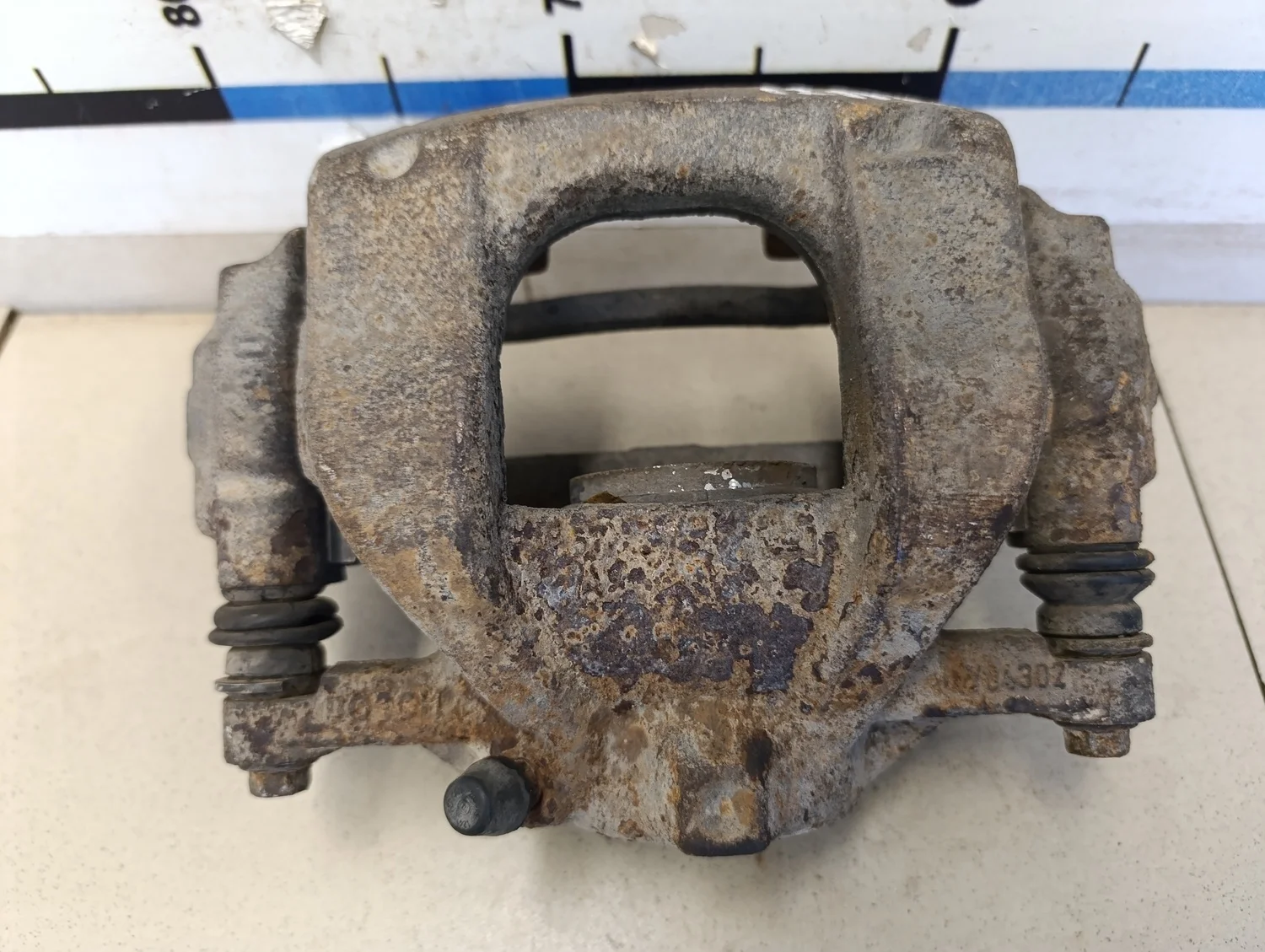 Суппорт передний левый Avensis III 2009>