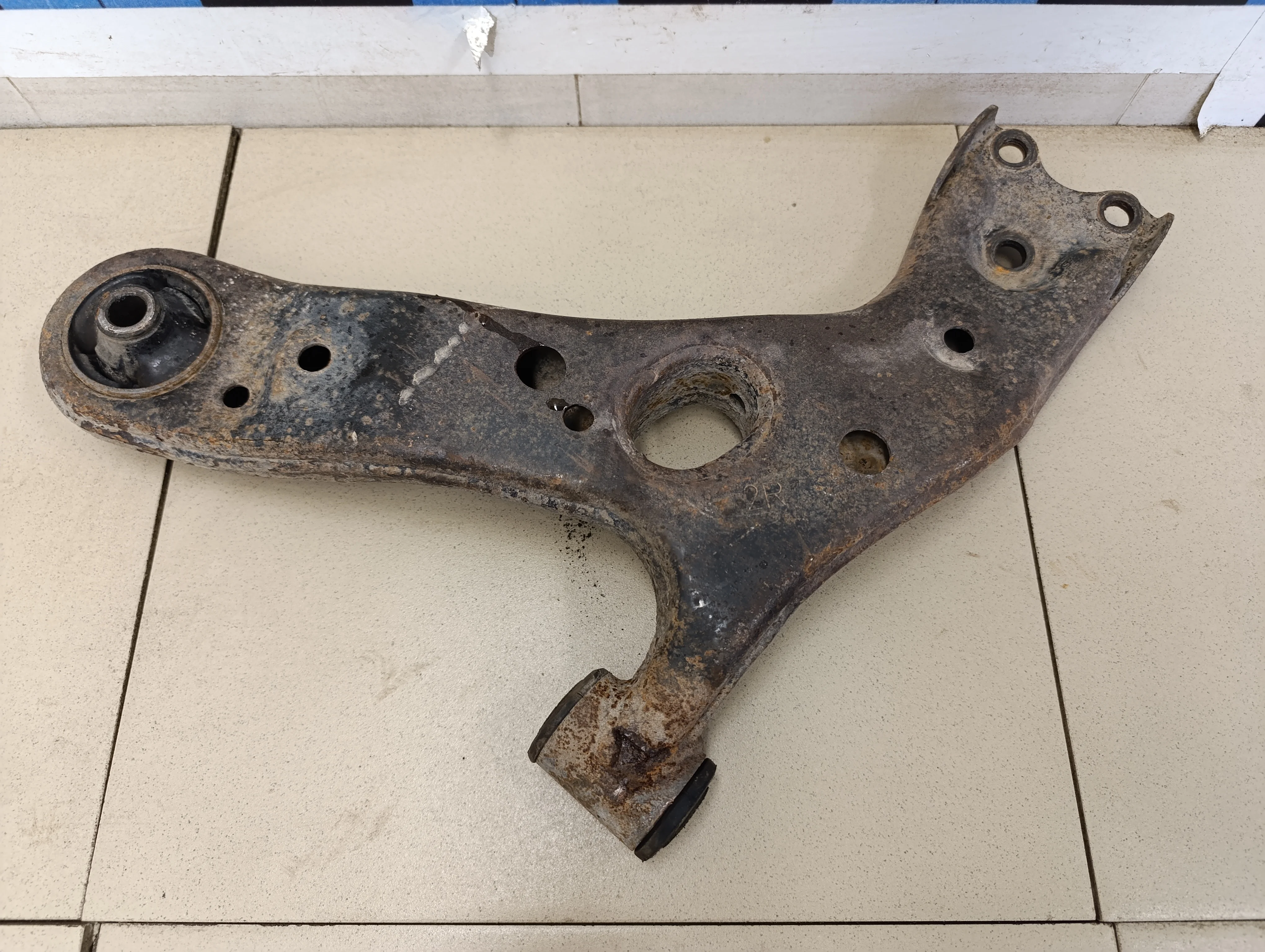 Рычаг передний правый Yaris 2005-2011