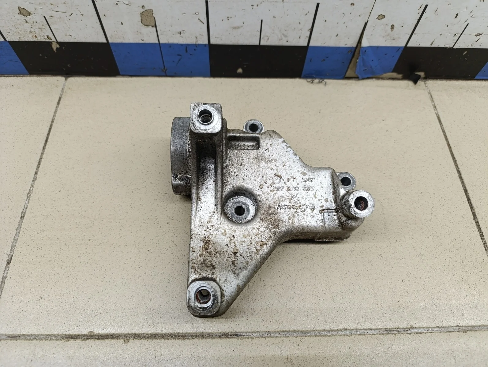 Кронштейн кондиционера Fabia 2007-2015