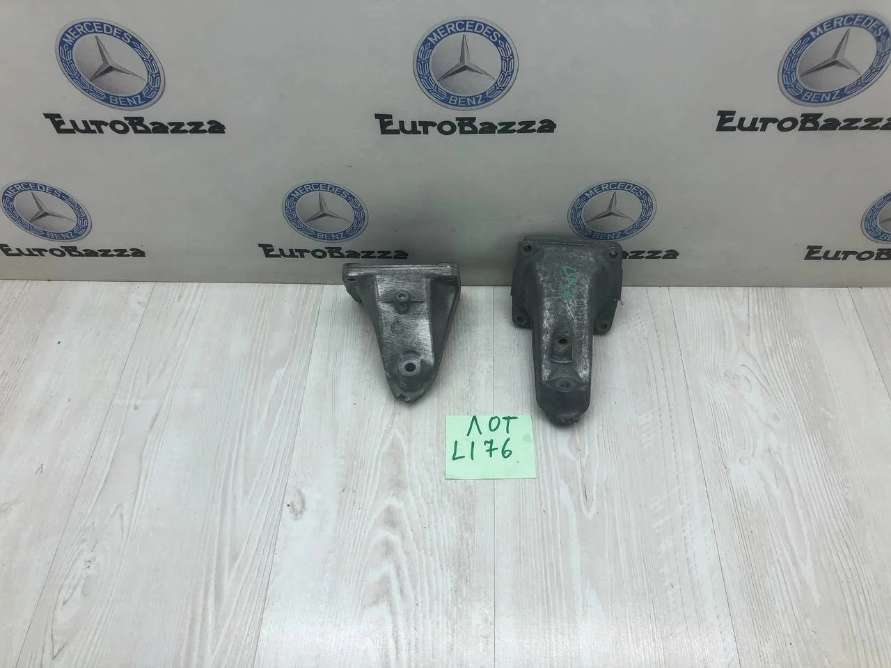 Кронштейн опоры двигателя Mercedes М111