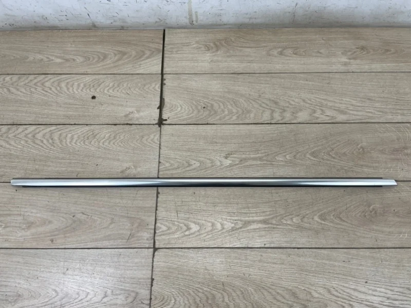 Накладка стекла двери VW Touareg 2 2010-2018 7P