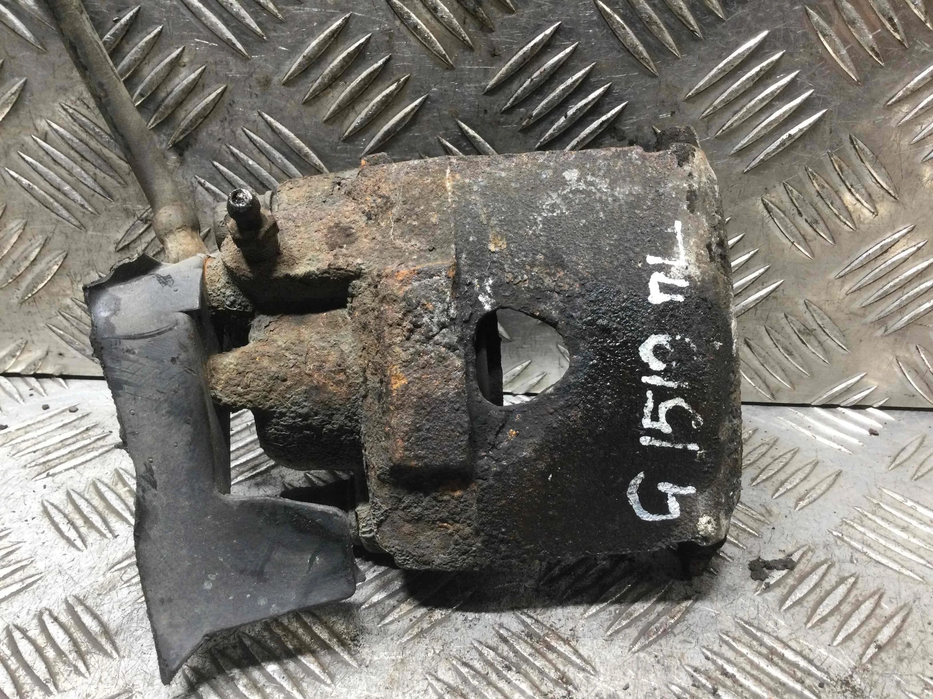 Суппорт передний левый Volkswagen Polo 3 поколение [рестайлинг] (2000-2002) бензин 1.4 i Механика 5-дв, х/б