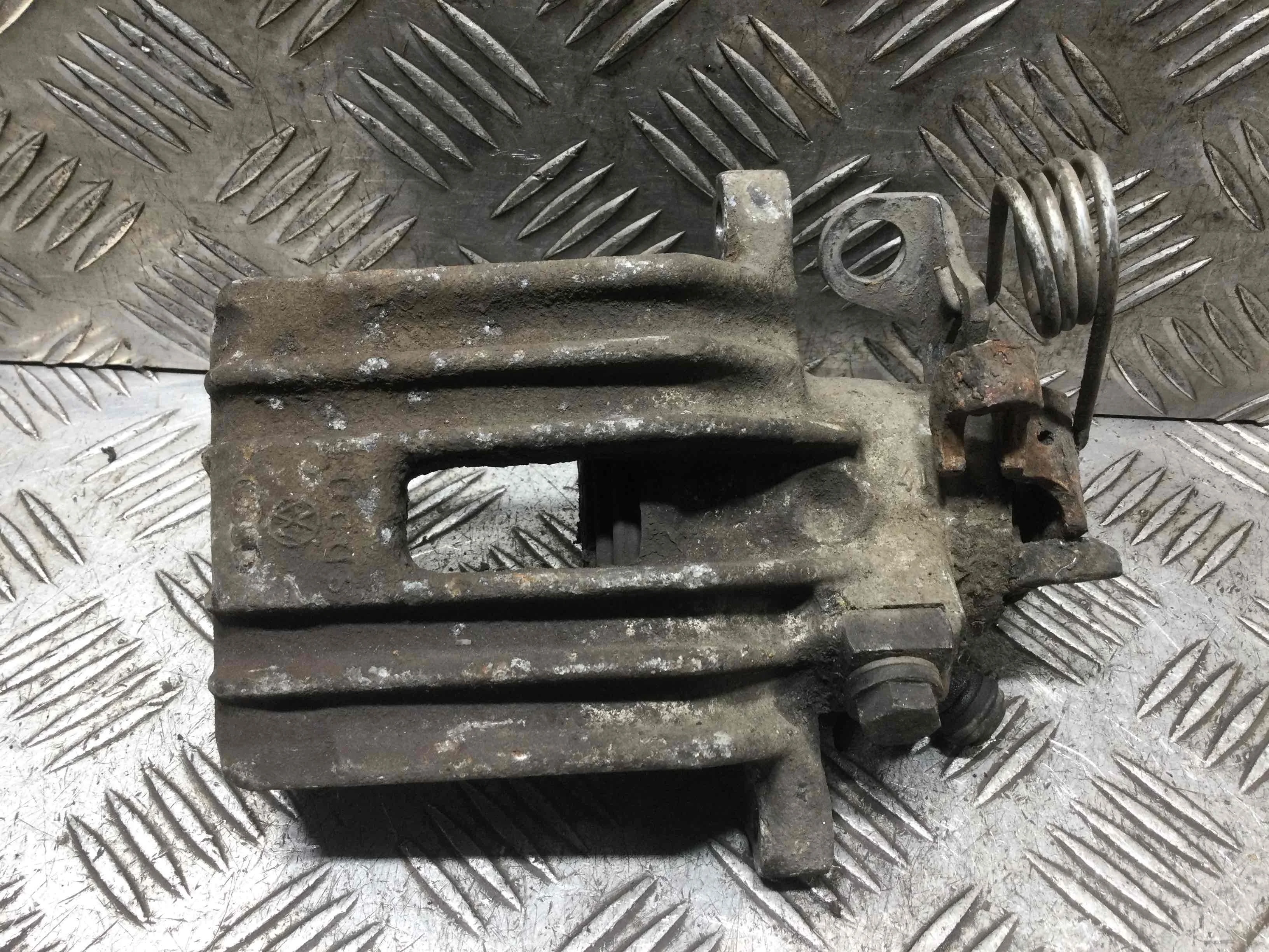 Суппорт задний правый Volkswagen Bora Bora (1J) 1998 - 2005 бензин 2.3 i Механика Универсал