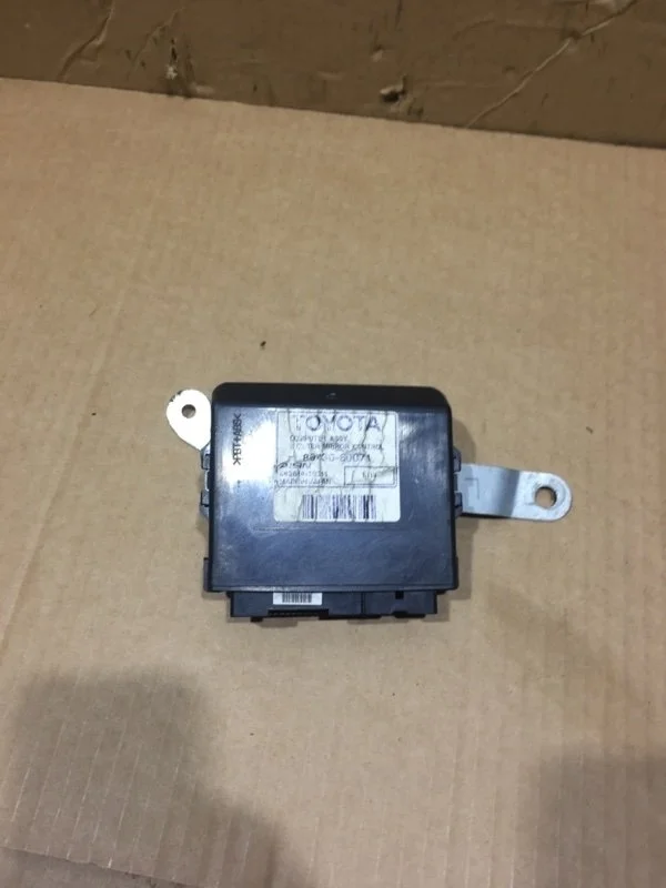 Блок управления зеркалами Toyota Land Cruiser 2011 8943060071 URJ200 1VD-FTV 4.5