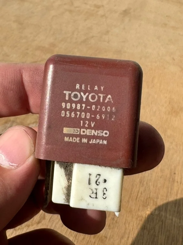 Реле Toyota Dyna 1998 LY211