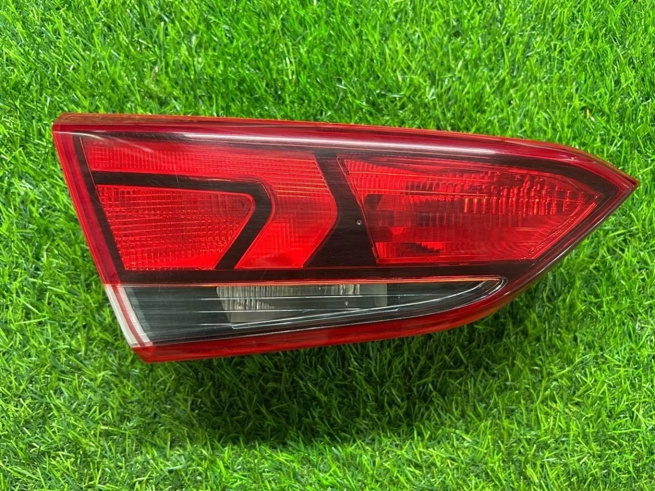 Фонарь внутренний левый Hyundai Solaris 2