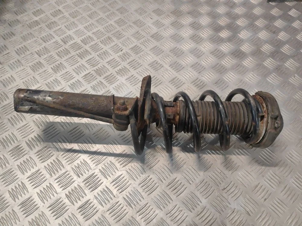 Стойка амортизатора передняя правая VW Passat B6