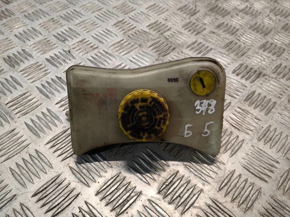 Бачок тормозной жидкости Volkswagen Passat B5