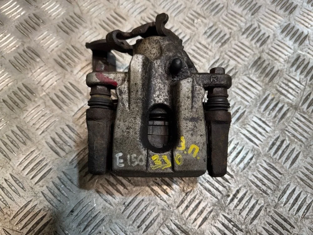 Суппорт  задний правый Toyota Corolla e 150