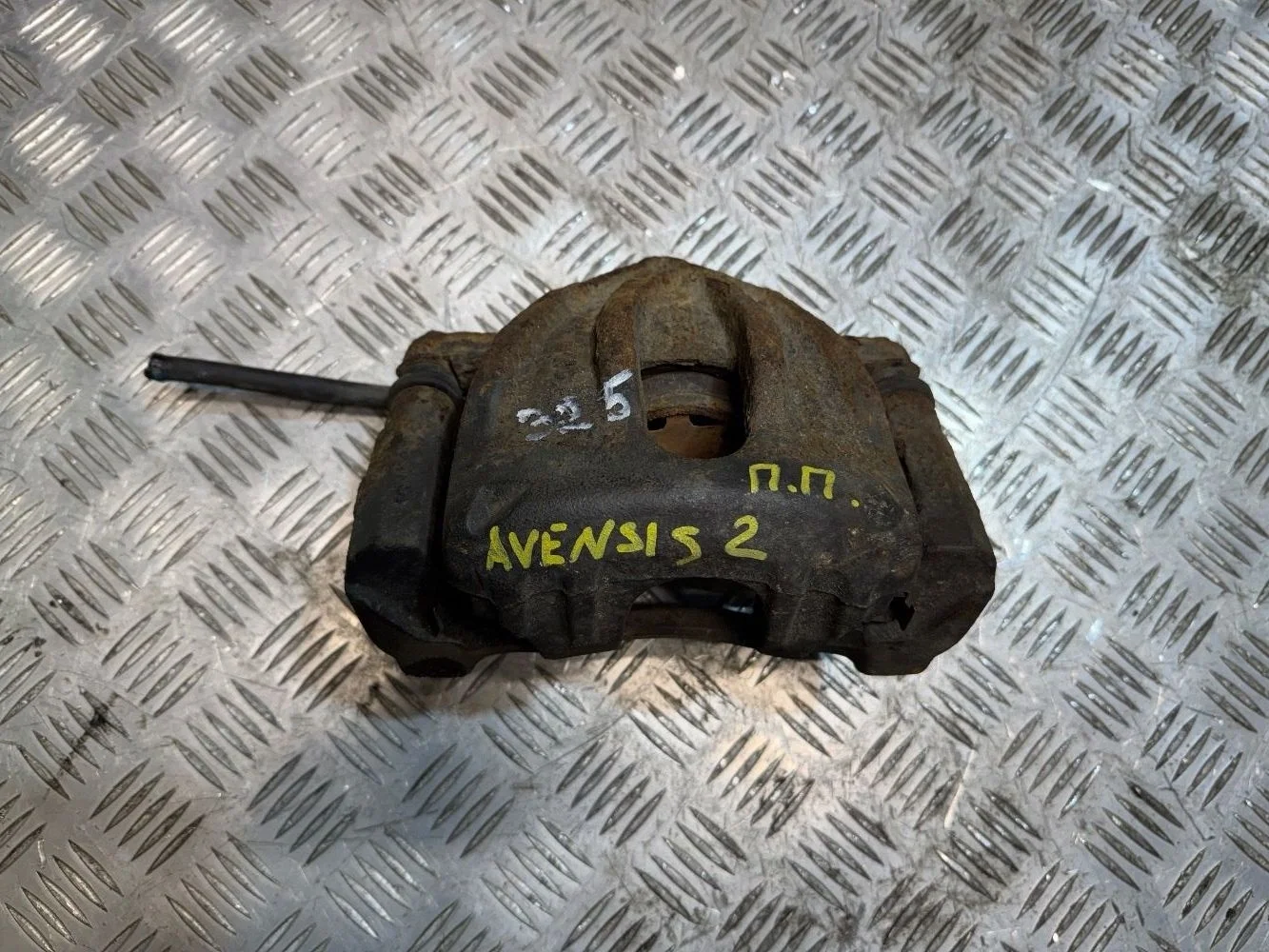 Суппорт передний правый на Toyota Avensis T250
