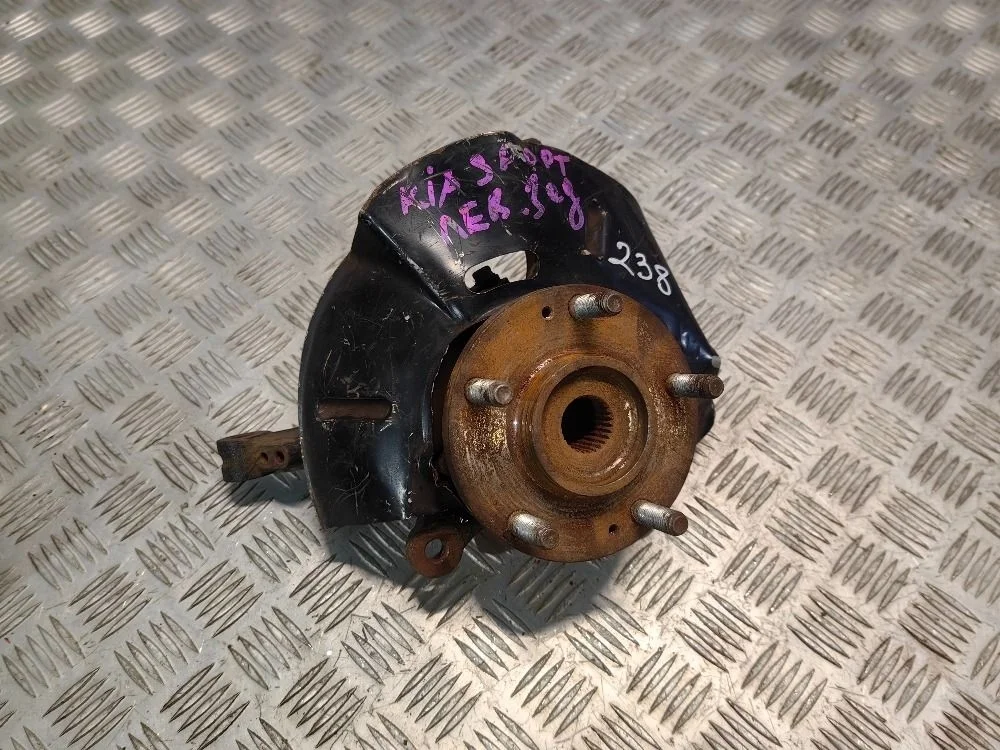 Кулак передний левый Kia Sportage