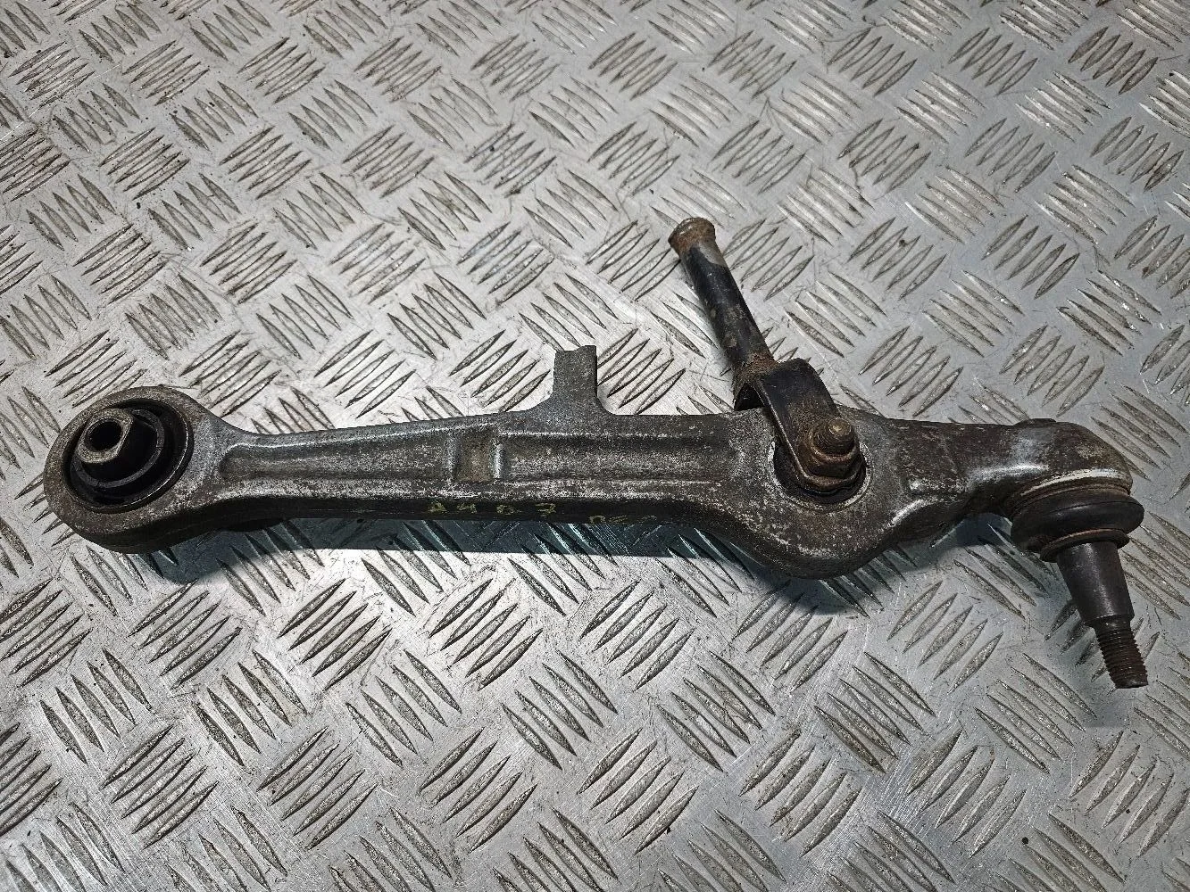 Рычаг подвески нижний Audi A4 B7 передний правый