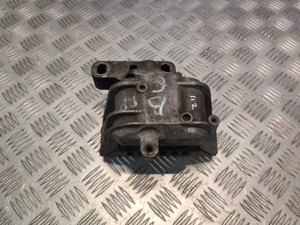 Подушка двигателя Volkswagen Passat B6