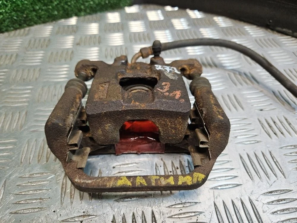 Суппорт задний левый Nissan Altima L31