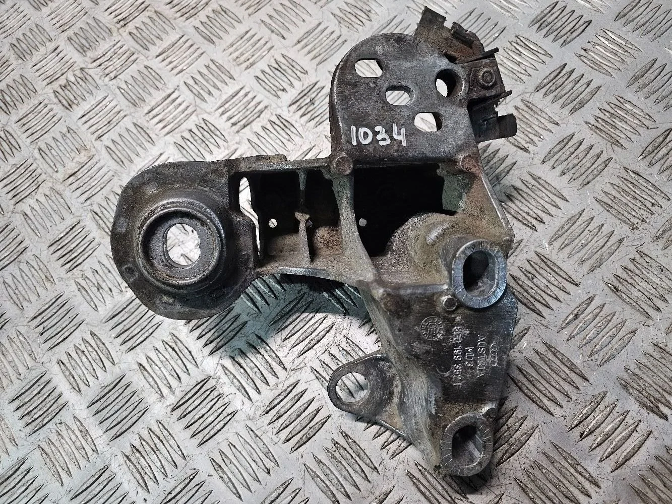 Кронштейн опоры двигателя правый Audi A4 B6