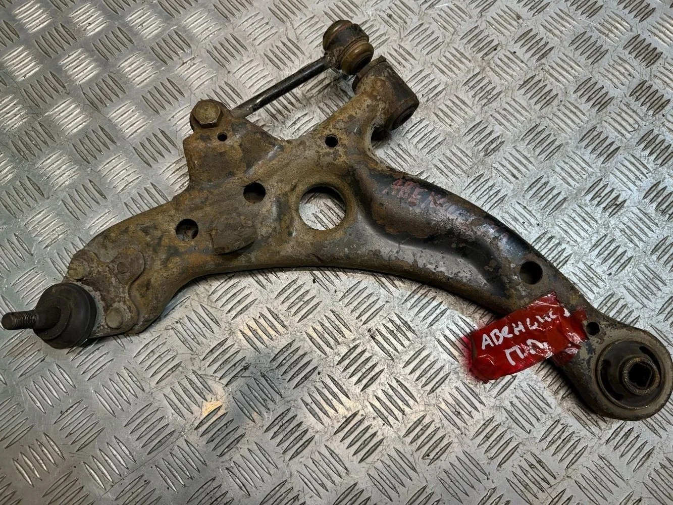 Рычаг передний левый Toyota Avensis I