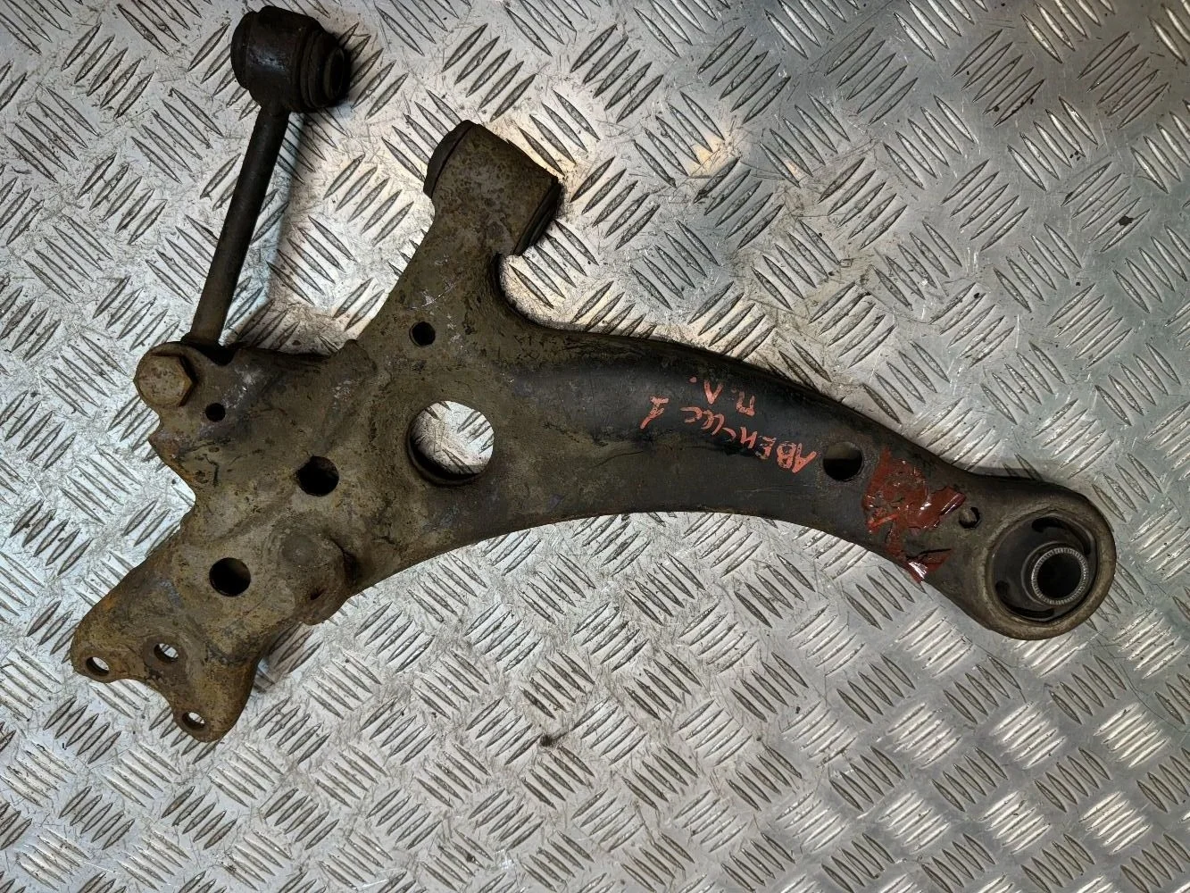 Рычаг передний левый Toyota Avensis I