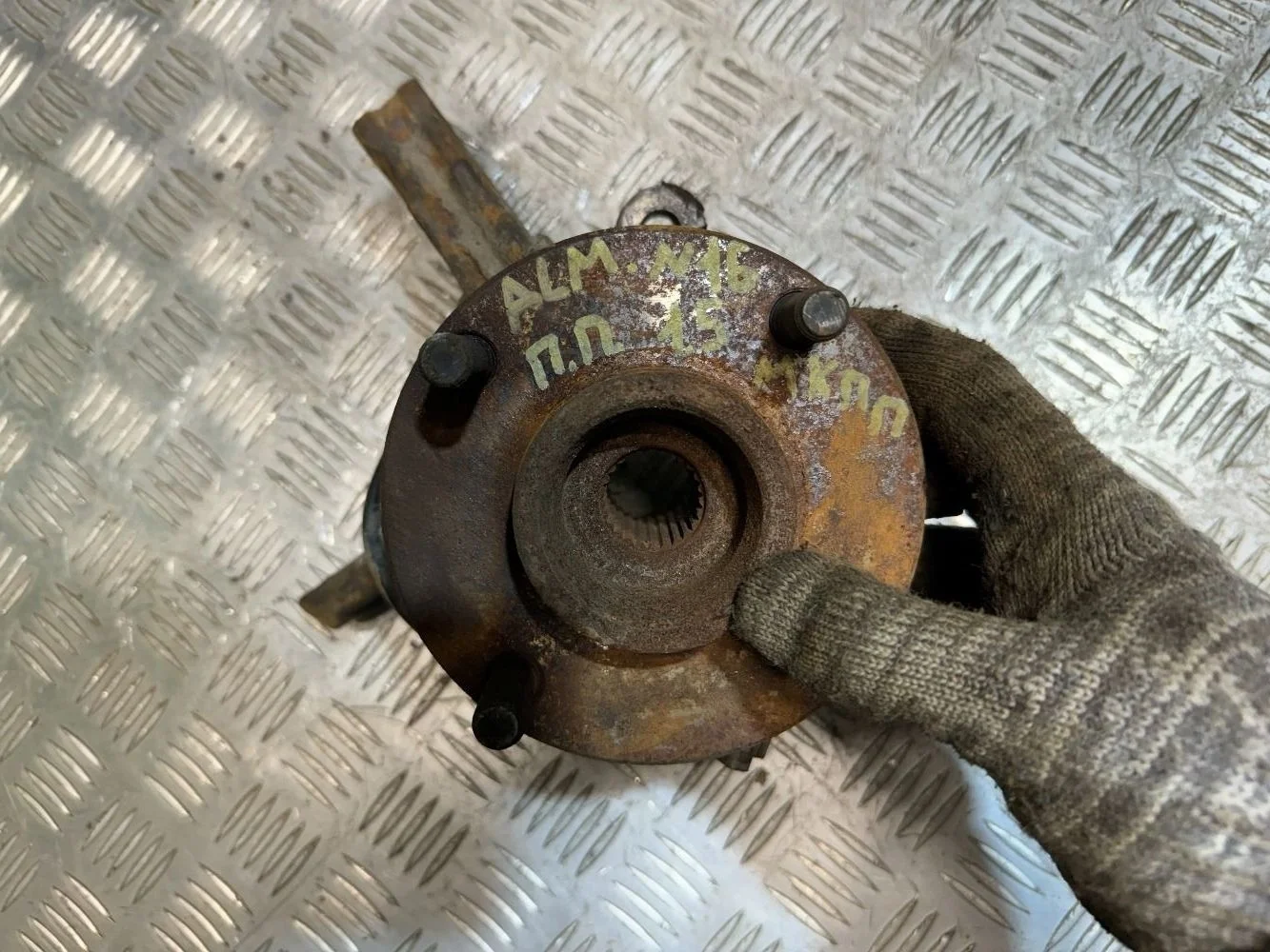 Кулак передний правый Nissan Almera N16