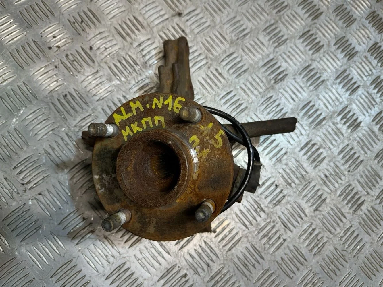 Кулак поворотный передний Nissan Almera n16