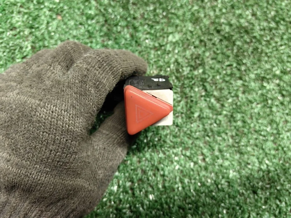 Кнопка аварийной сигнализации Skoda Fabia I