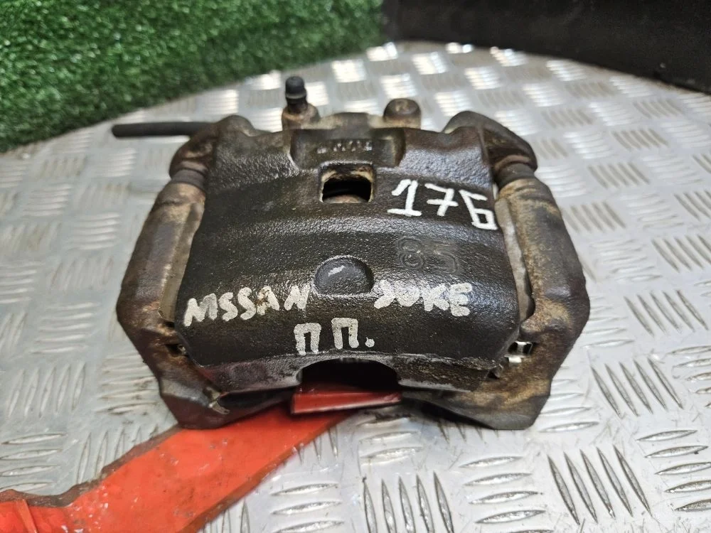 Суппорт передний правый на Nissan Juke