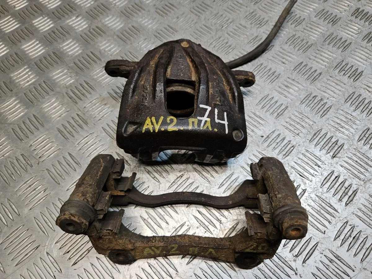 Суппорт передний левый на Toyota Avensis T250