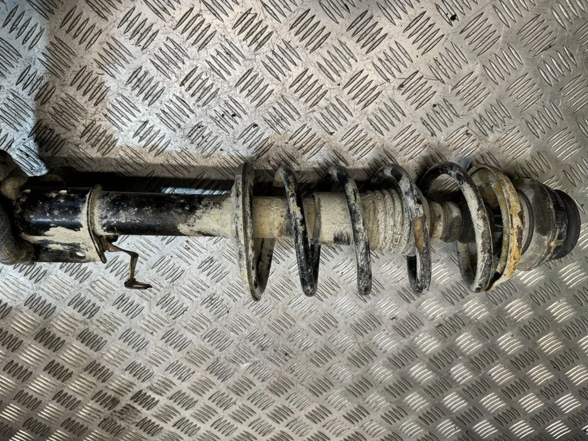 стойка подвески передняя правая nissan almera g 15