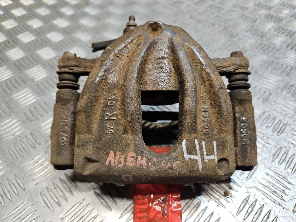 Суппорт передний правый на Toyota Avensis T250