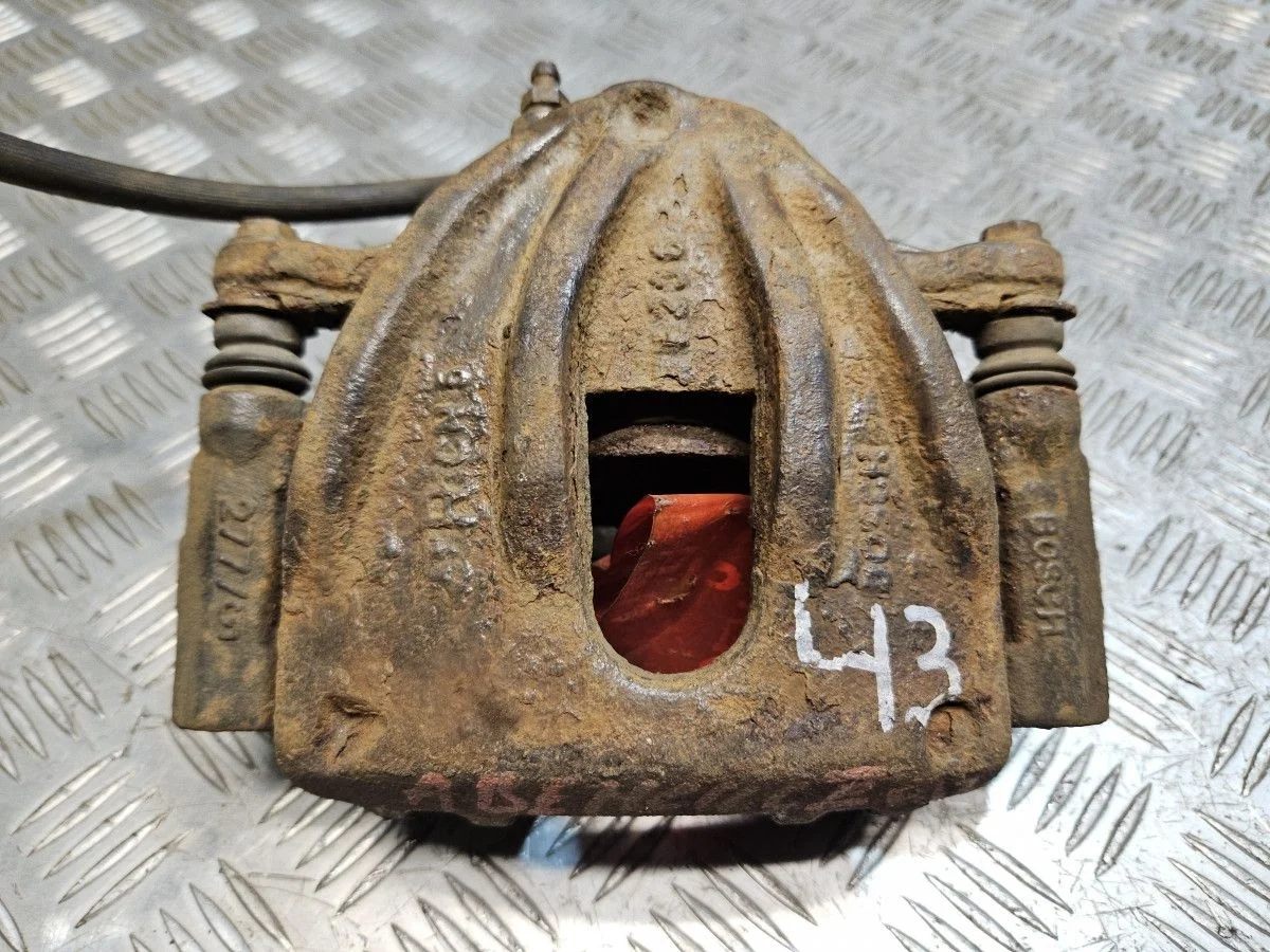 Суппорт передний правый на Toyota Avensis T250