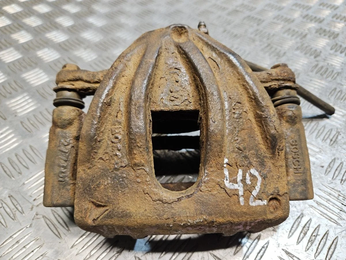 Суппорт передний левый на Toyota Avensis T250