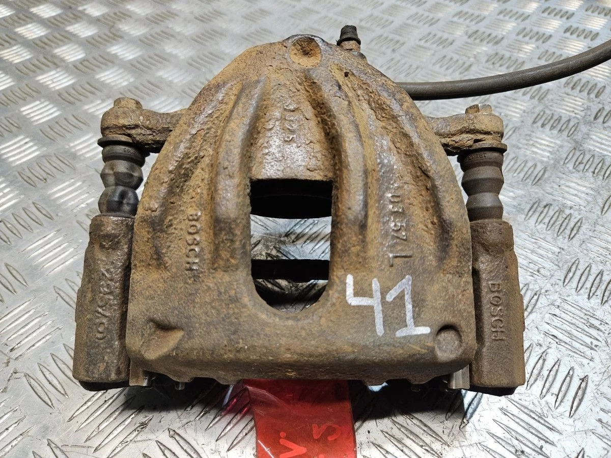 Суппорт передний левый на Toyota Avensis T250