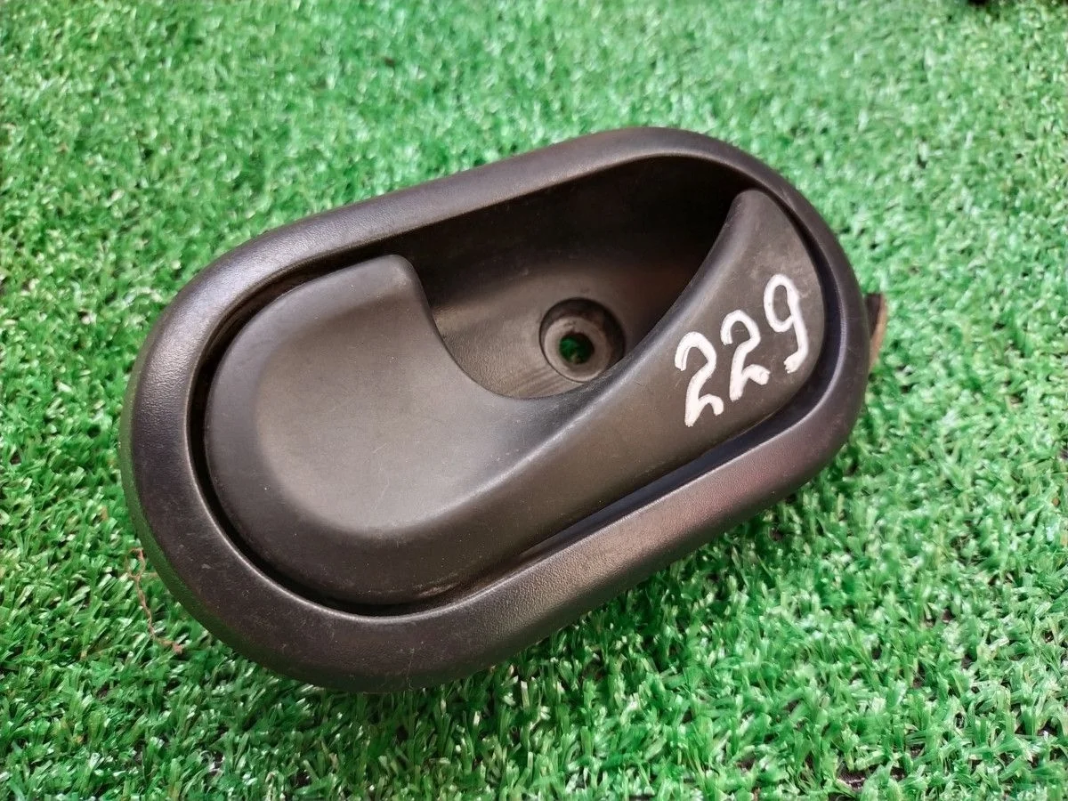 Ручка двери внутренняя левая Renault Duster