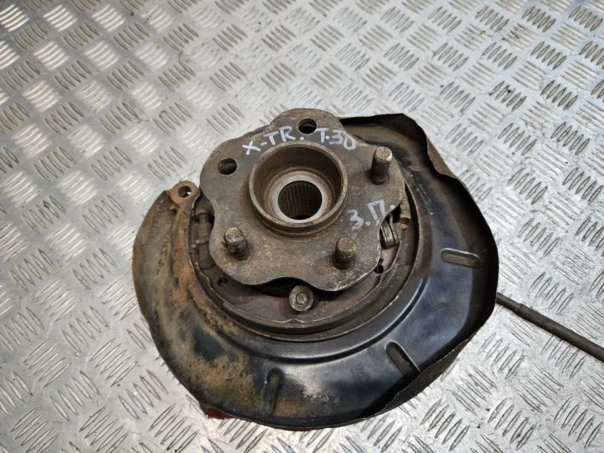 Кулак задний правый на Nissan T30