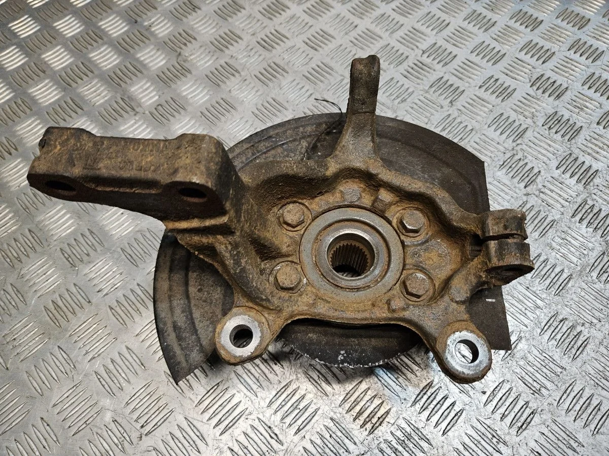 Кулак передний правый на Nissan Juke