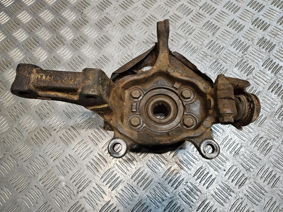 Кулак передний правый на Nissan T31