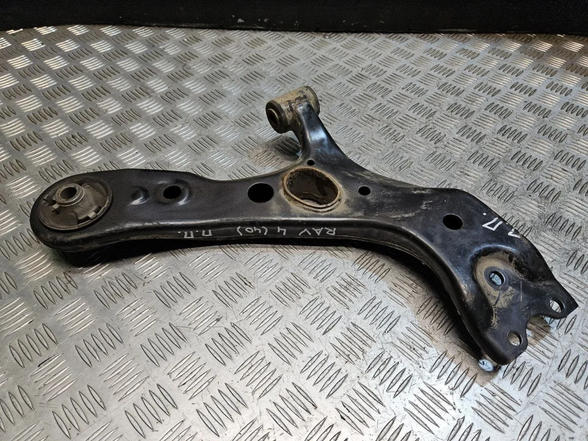 Рычаг передний правый на Toyota RAV4 40