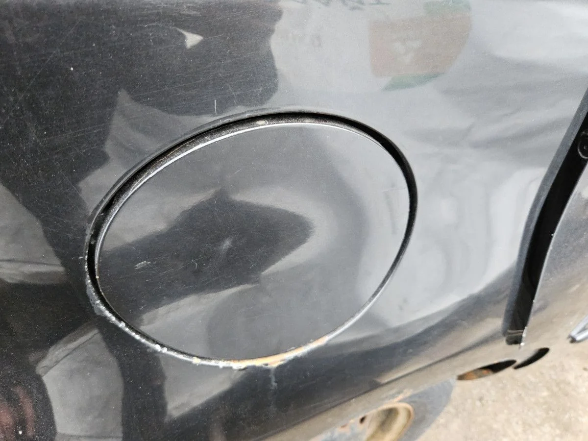 Лючок бензобака на Nissan Note