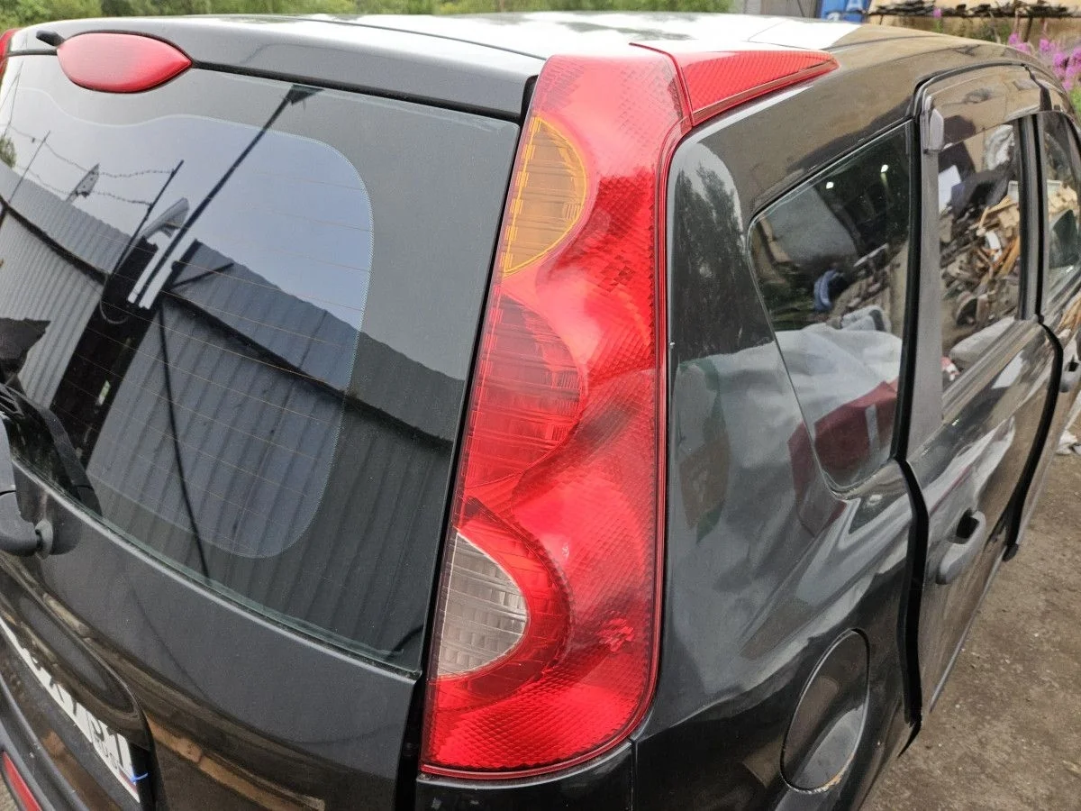 Фонарь задний правый на Nissan Note