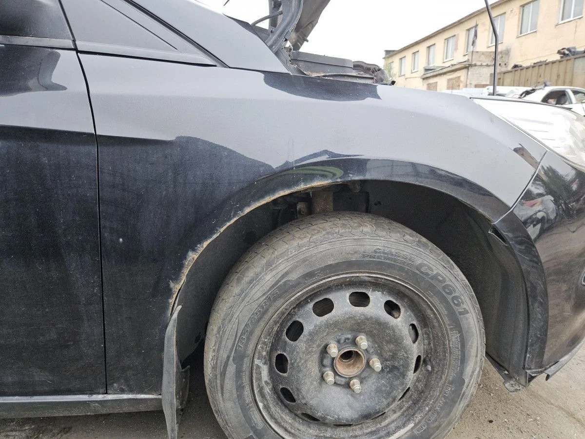 Крыло переднее правое на Ford Focus 3 хэтч