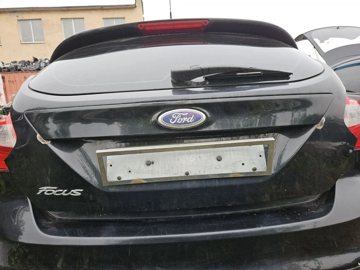 Крышка багажника на Ford Focus 3 хэтч
