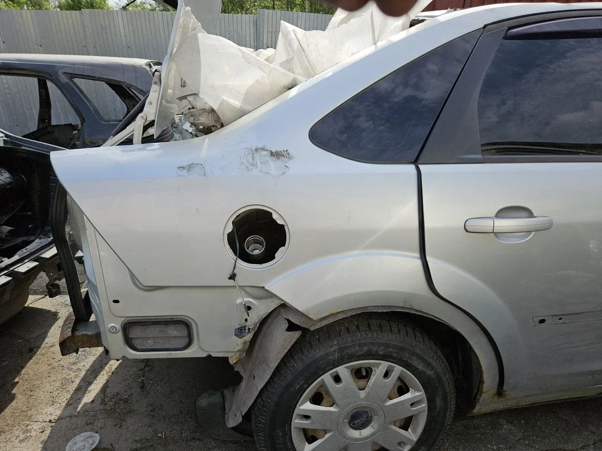 Крыло заднее правое на Ford Focus 2 седан