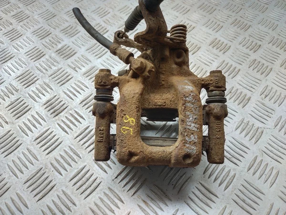 Суппорт тормозной задний правый Volkswagen Touran