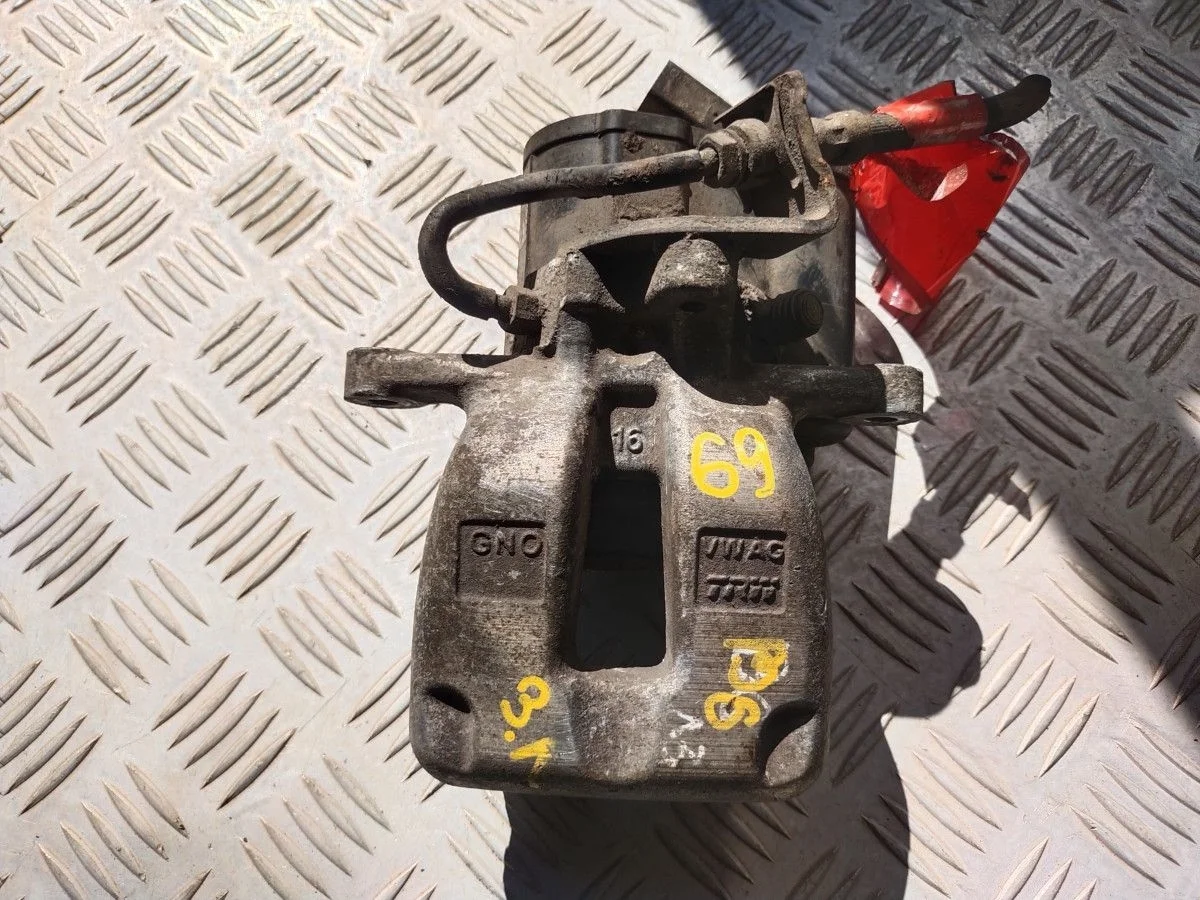 Суппорт тормозной задний левый Volkswagen Passat B