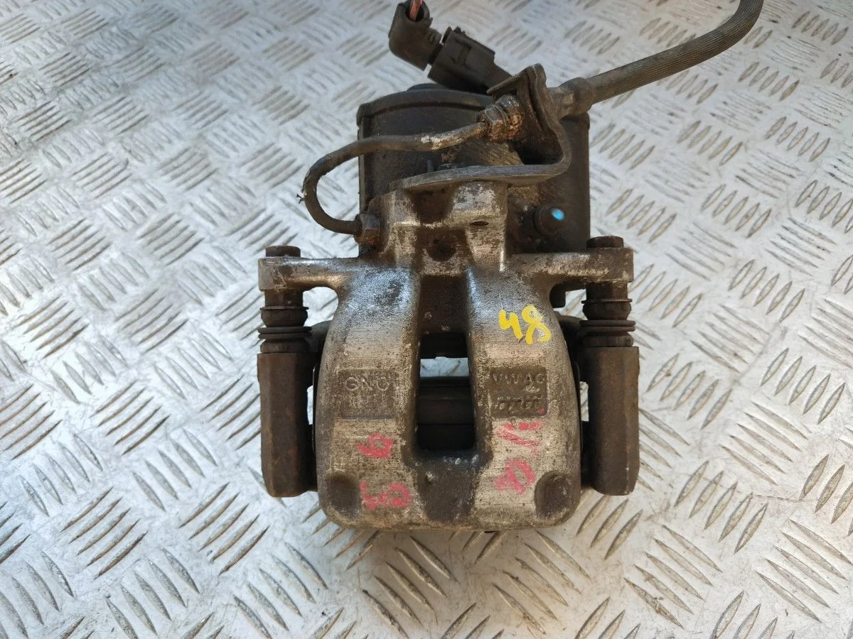 Суппорт задний левый Volkswagen Passat B6