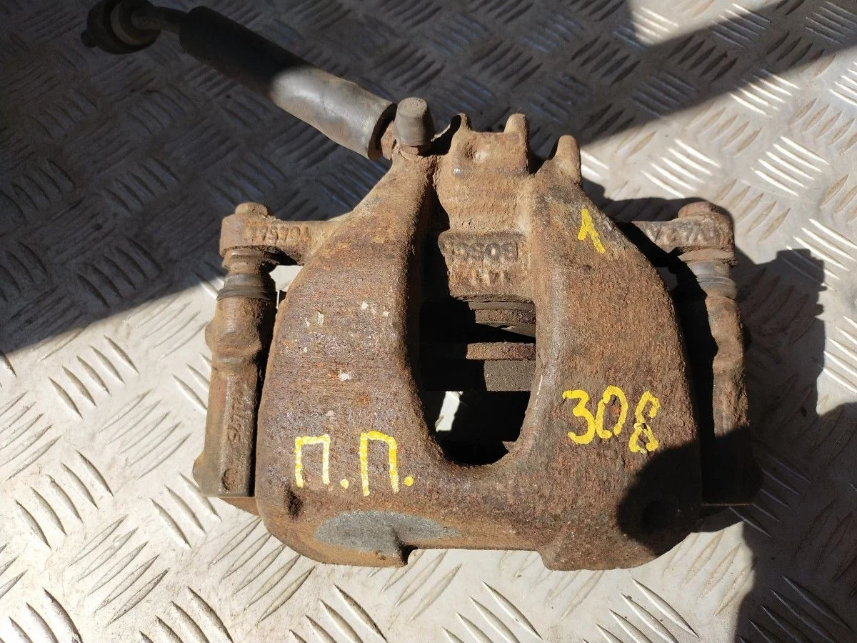 Суппорт передний правый Peugeot 308