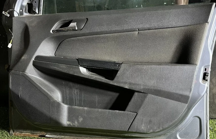 Обшивка передней правой двери Opel Astra H