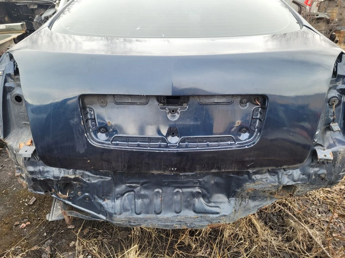 Крышка багажника на Nissan Primera P12