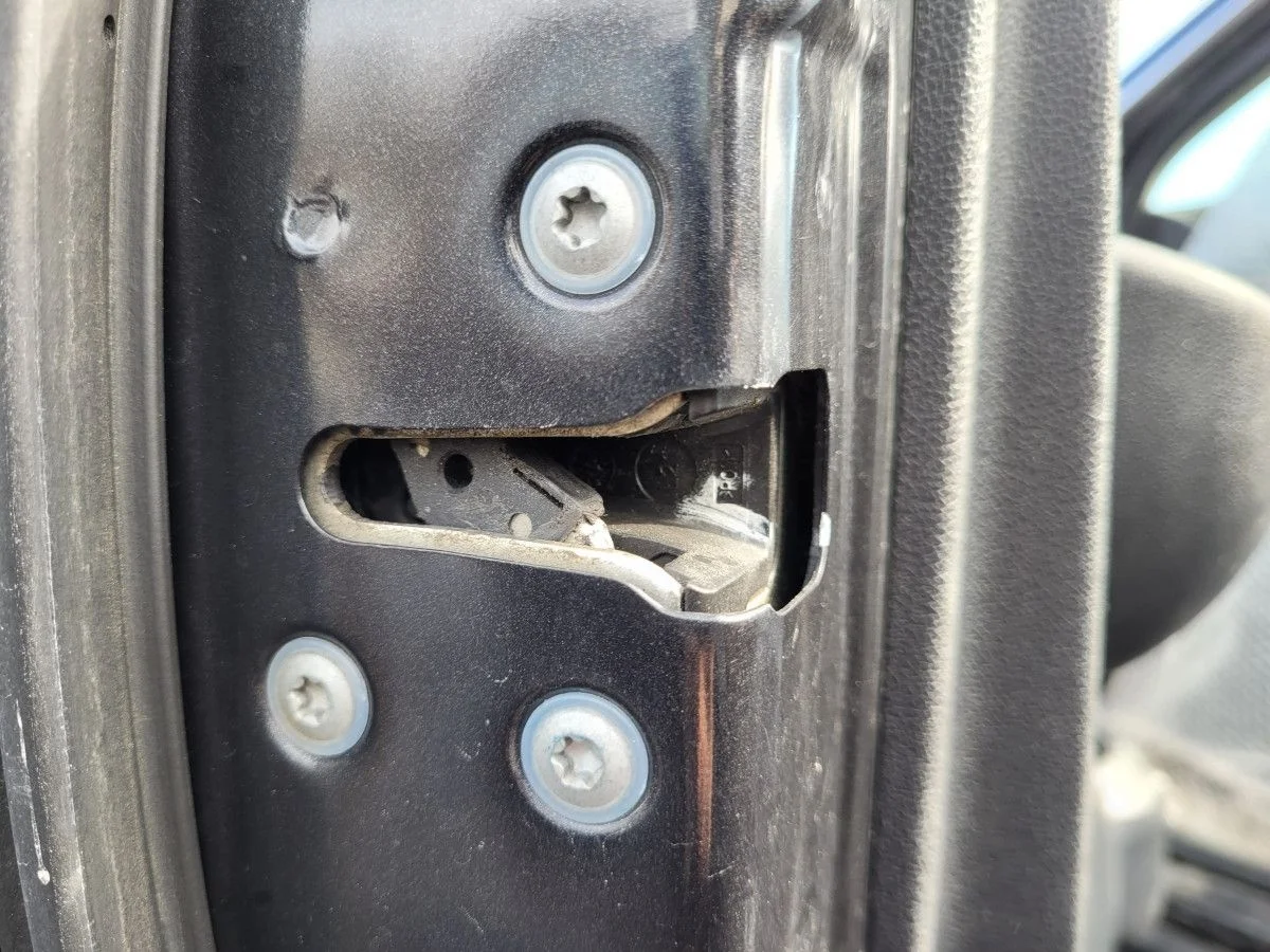 Замок двери передней левой на Nissan Almera G15